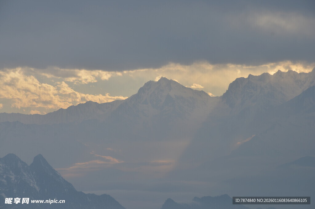壮丽山景中的金色霞光