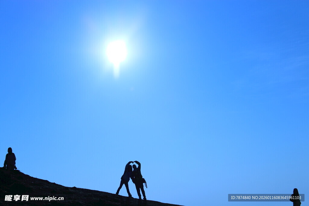 屋顶工人在阳光下劳作