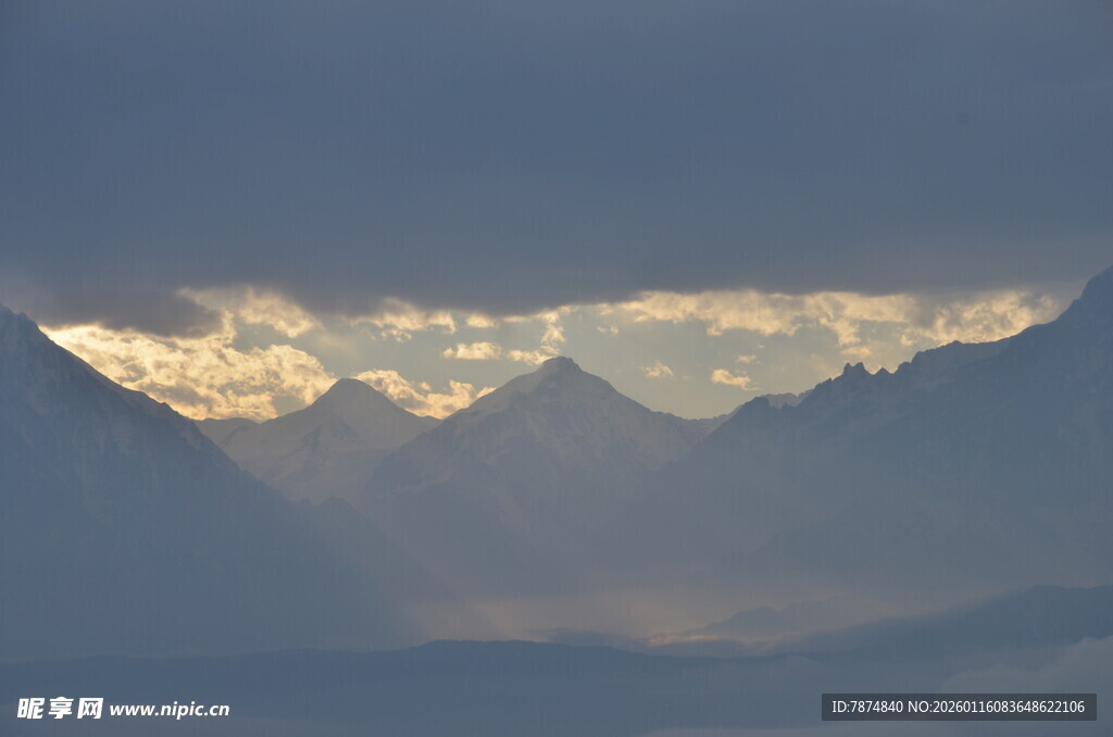 山间云海日出壮丽景观