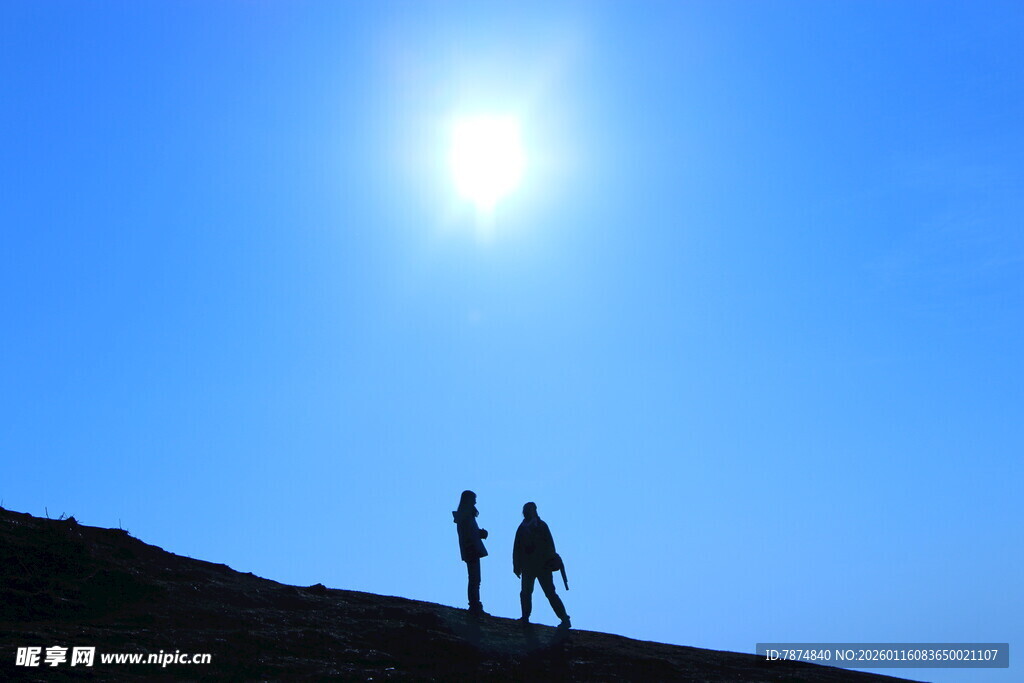 阳光下的两人登山剪影