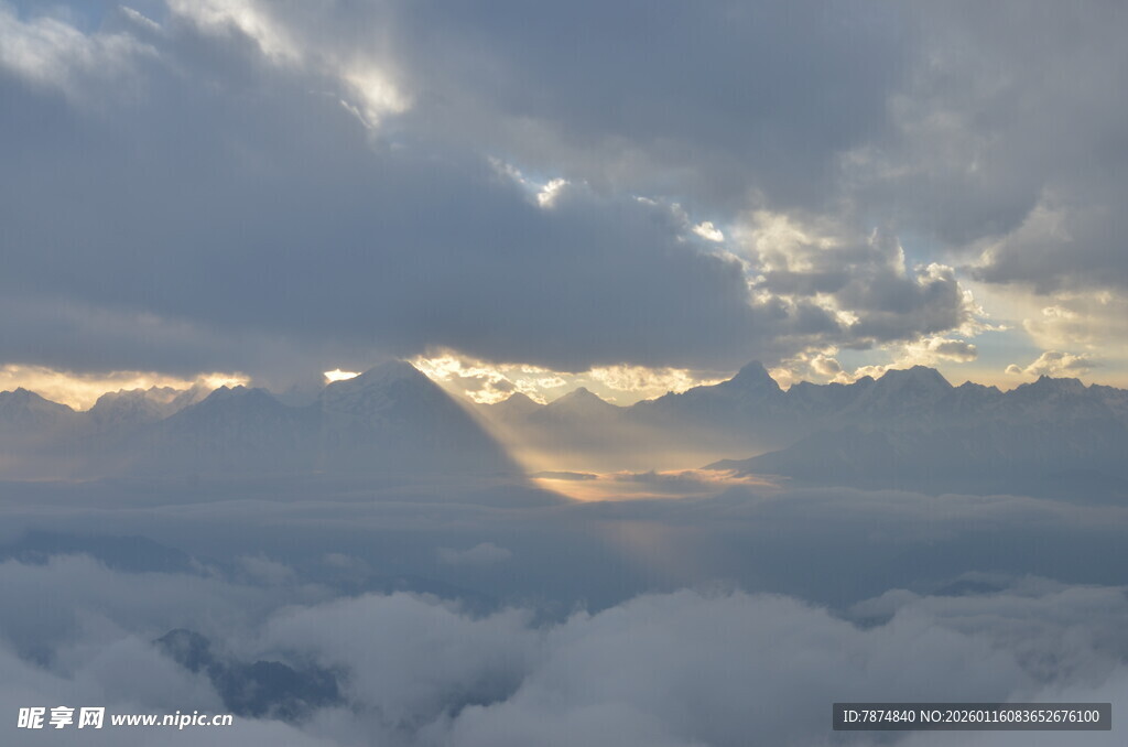 云海之上的梦幻天光