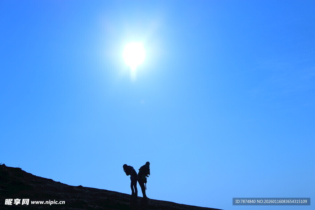 山顶上的两人剪影