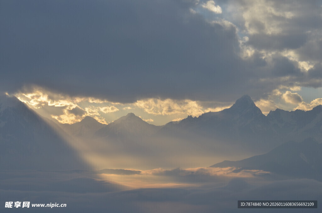 山间霞光穿透云层美景