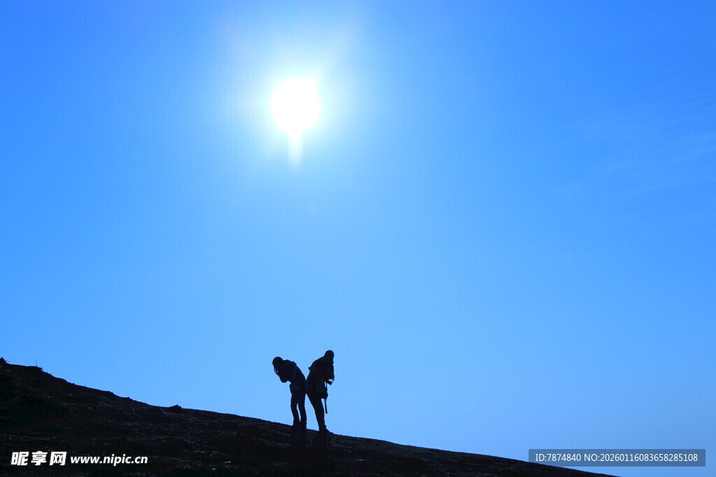 山顶上的两人剪影