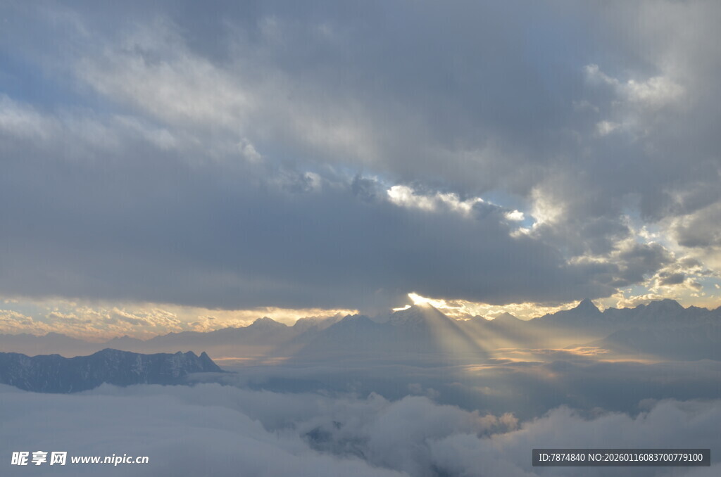 云海之上的梦幻天空景象