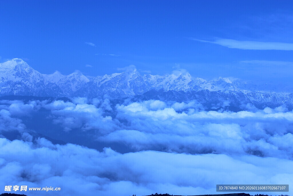 云海之上的壮丽雪山景观