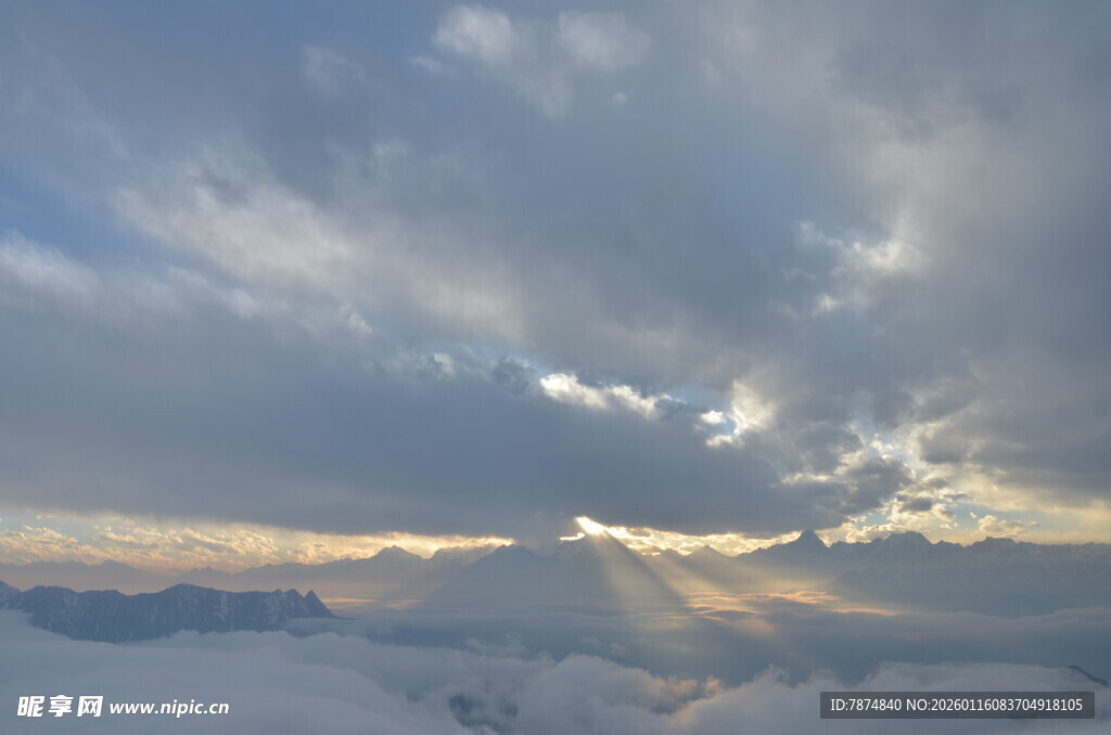 云海之上的绚烂天光