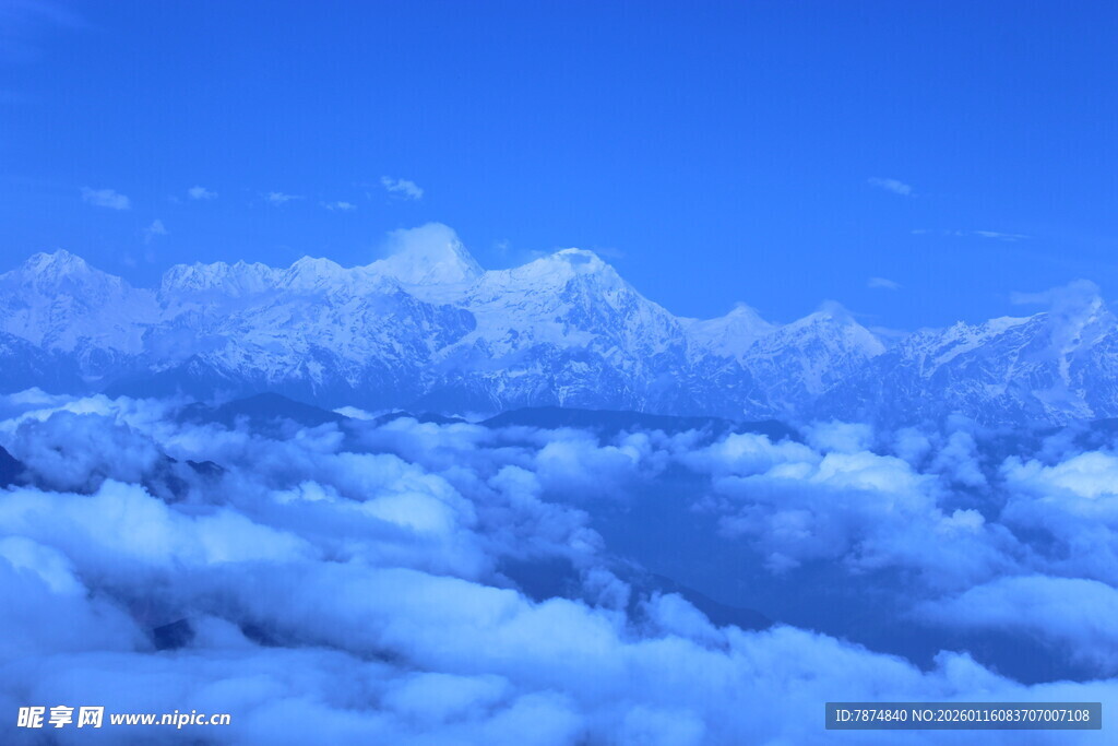 高空俯瞰壮丽云海景观