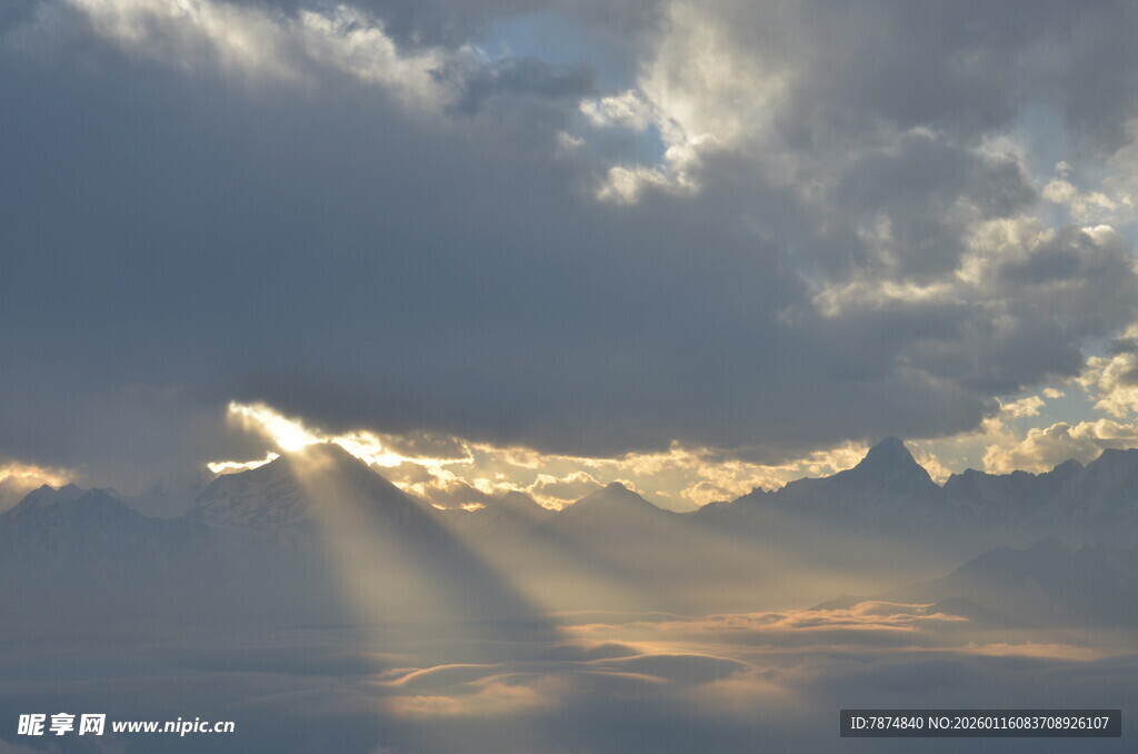 阳光穿透云层的壮丽景象