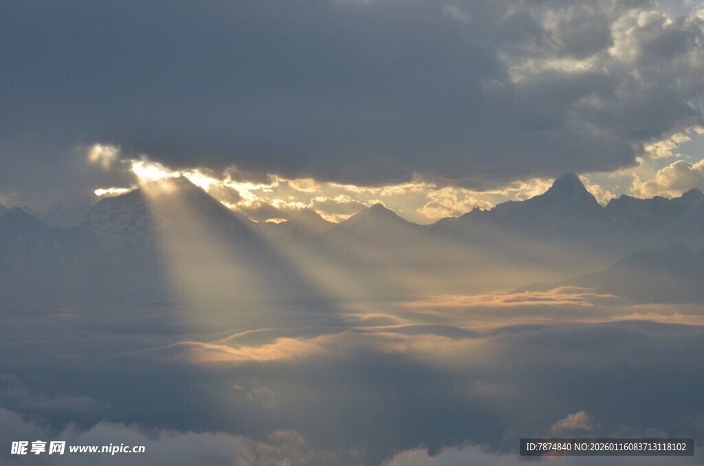 云海中穿透的金色阳光