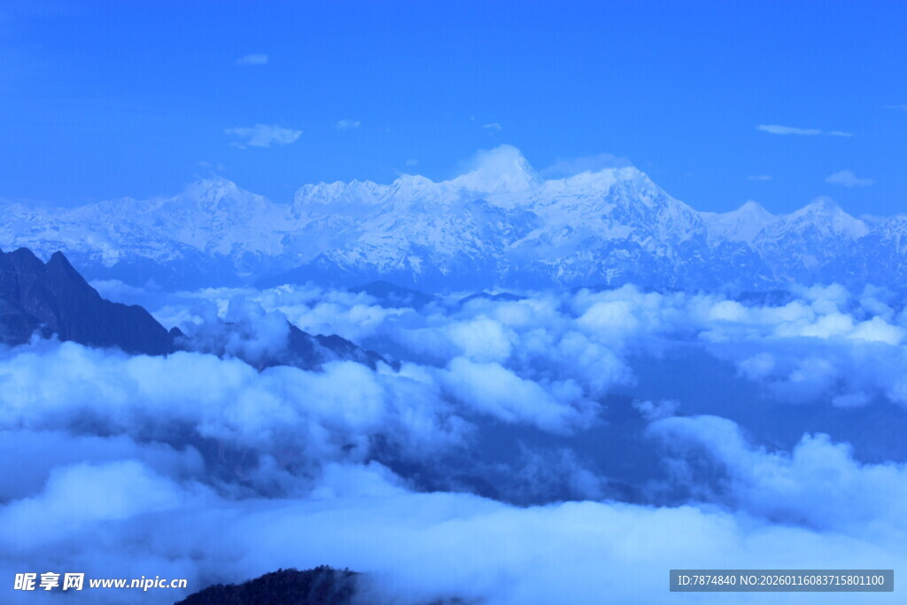 云海之上的壮丽山景