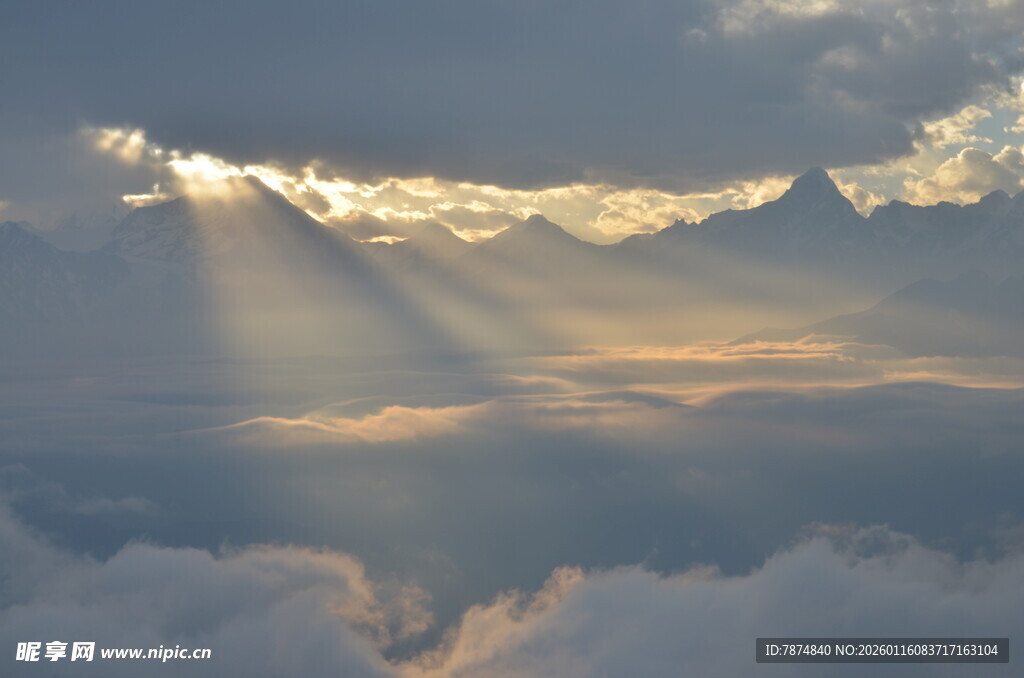 云海中穿透的金色光芒
