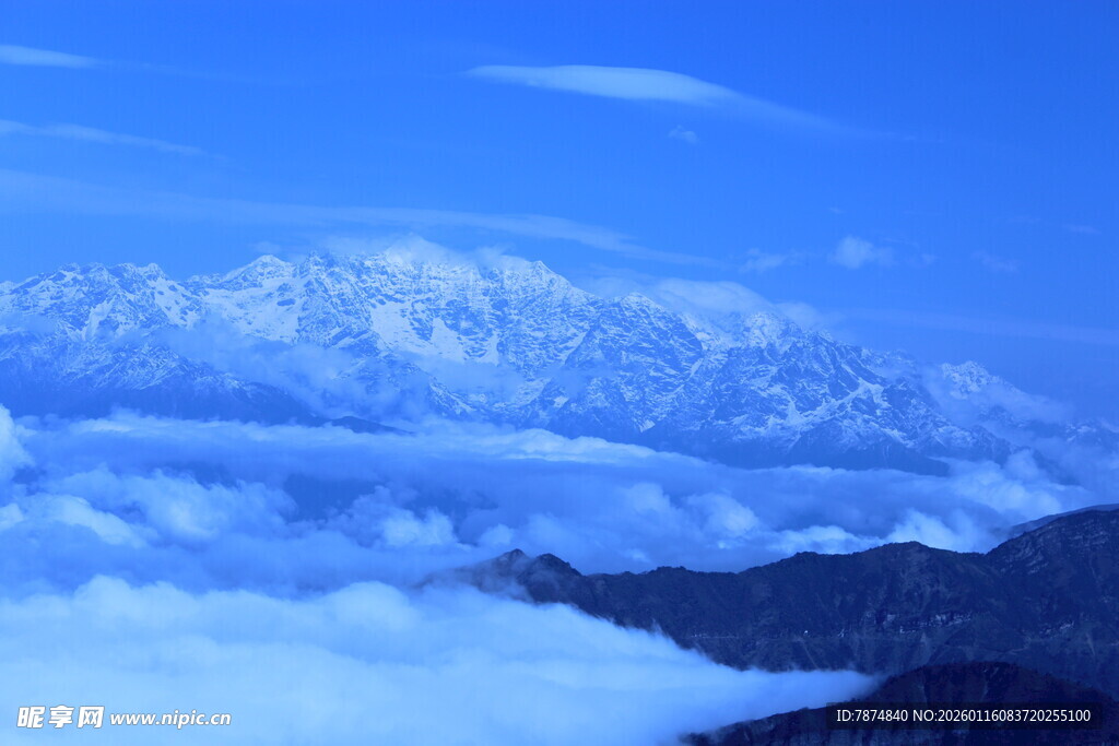 云海之上的壮丽雪山景观