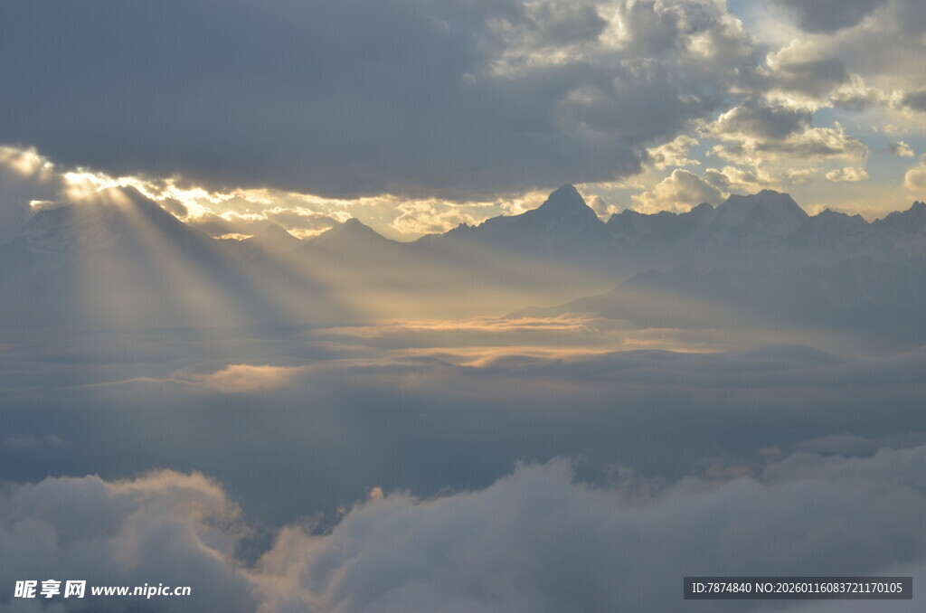 云海之上的绚烂霞光