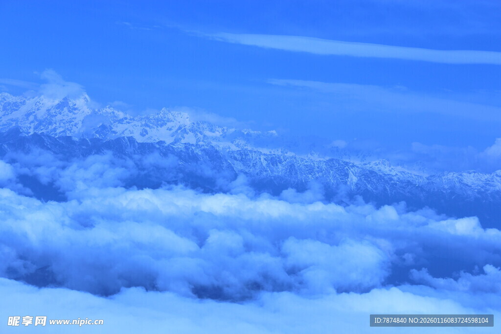 云海之上的壮丽蓝天