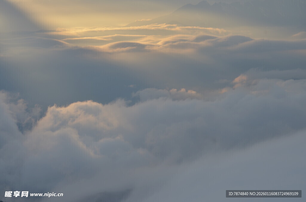 高空云海中的壮丽霞光