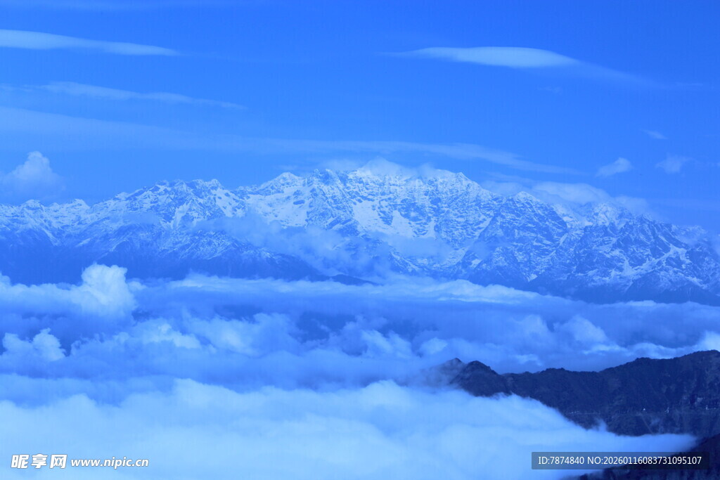 云海之上的壮丽雪山景观