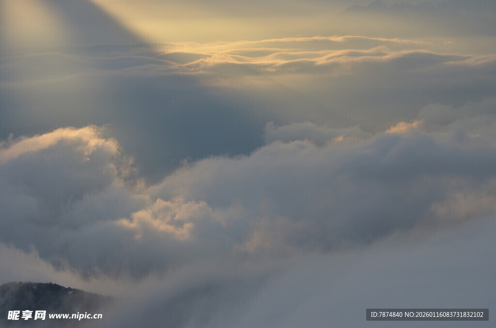 云端之上的绚烂阳光