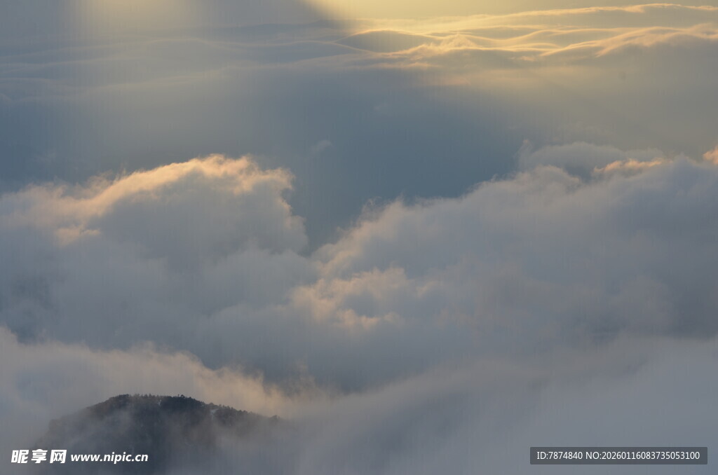 云海之上的梦幻光影