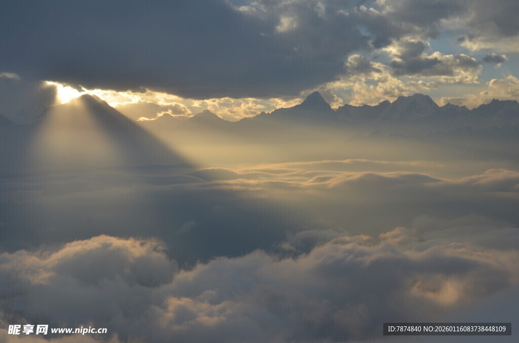 云海中的金色阳光穿透