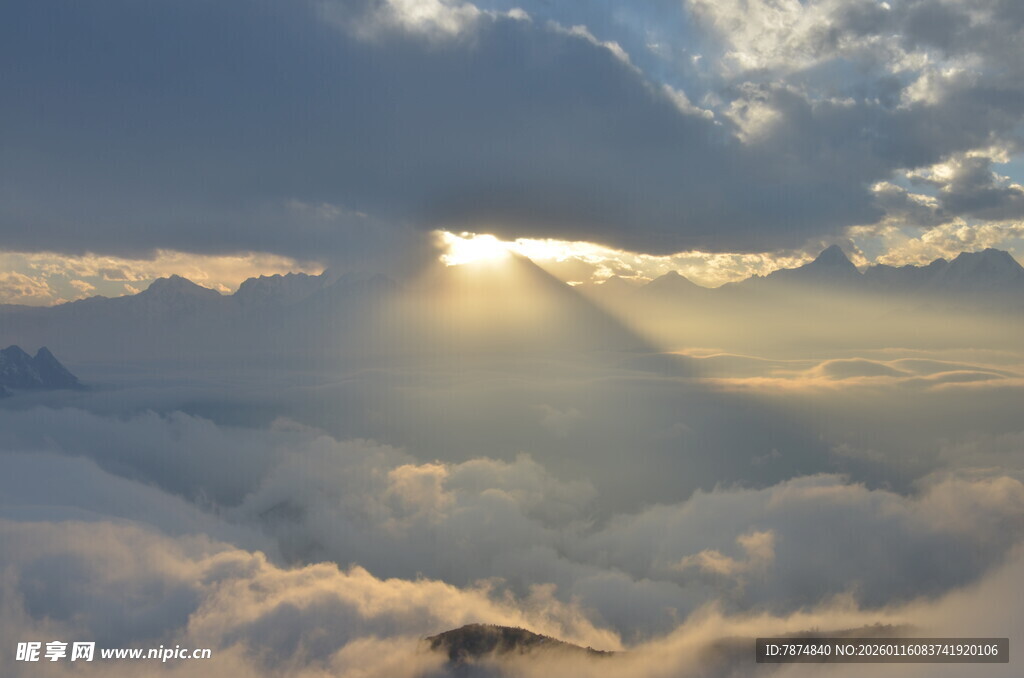 云海之上的绚烂日出
