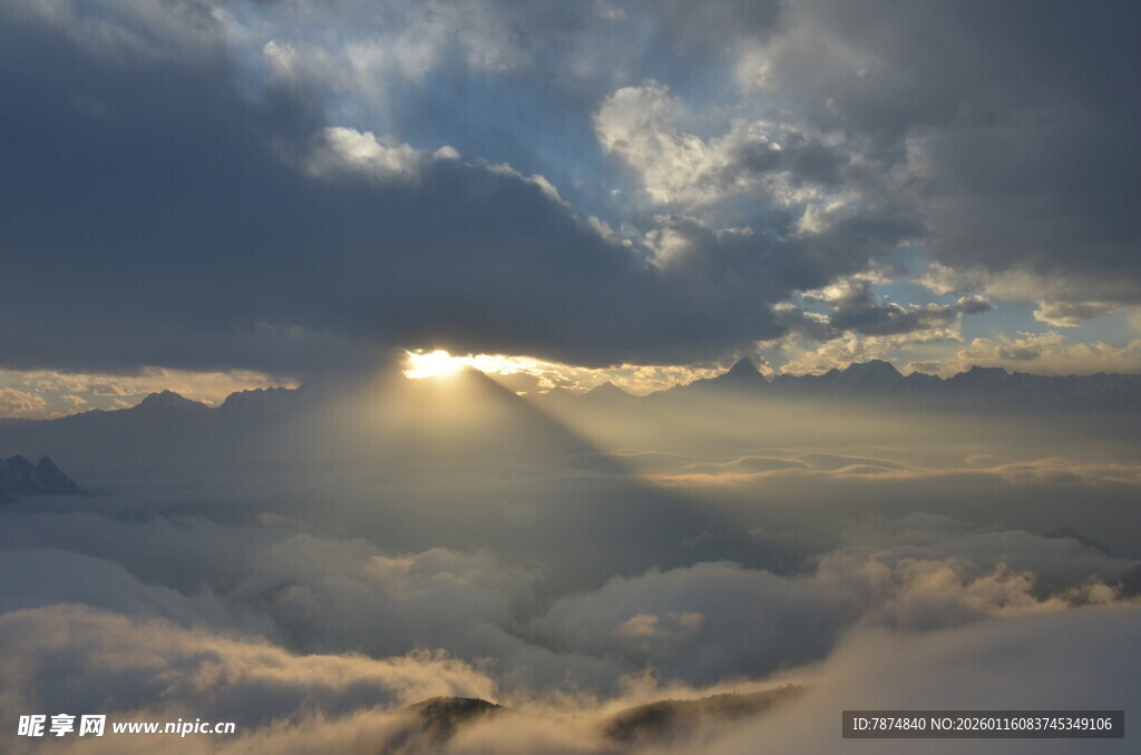 云海之上的壮丽日出