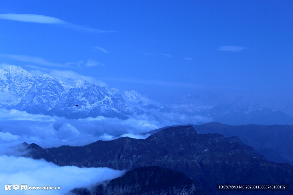 雪山云海壮丽自然景观