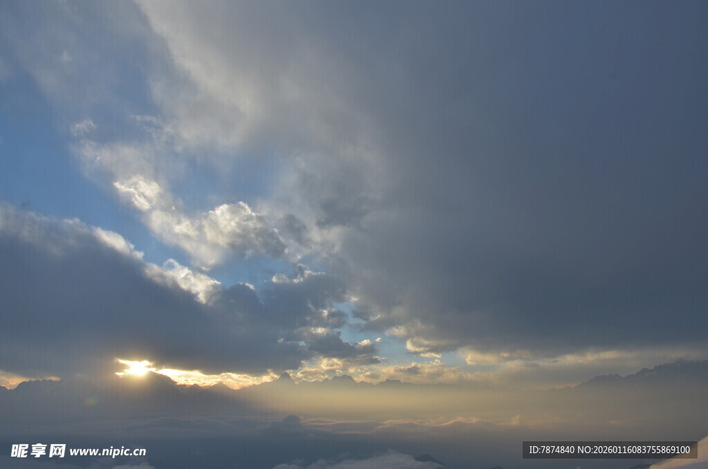日落时分的壮丽天空景观