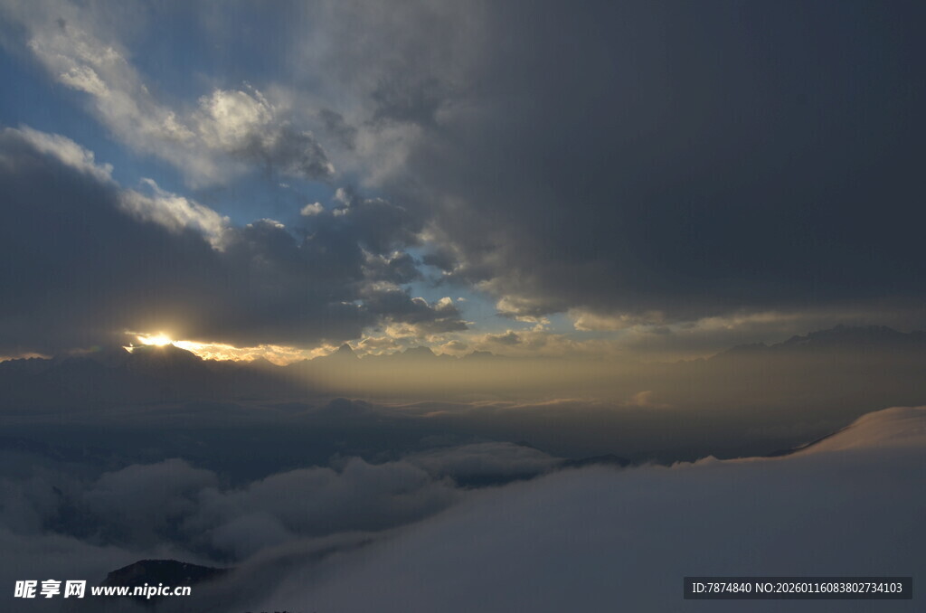 云海之上的壮丽天空景观