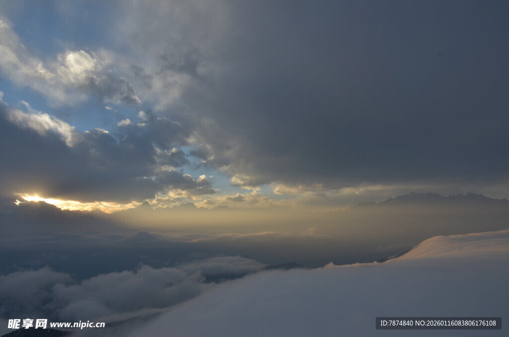 云海之上的壮丽天空