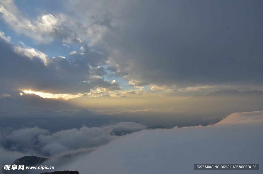 雪山之上的壮丽云景