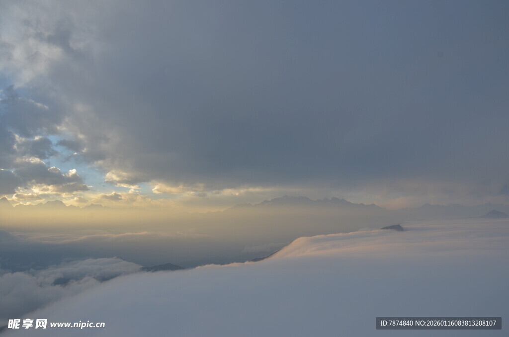 云海之上的壮丽天空景观
