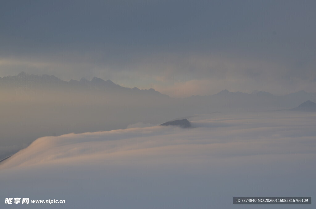 雪覆山丘 天边云霭沉沉