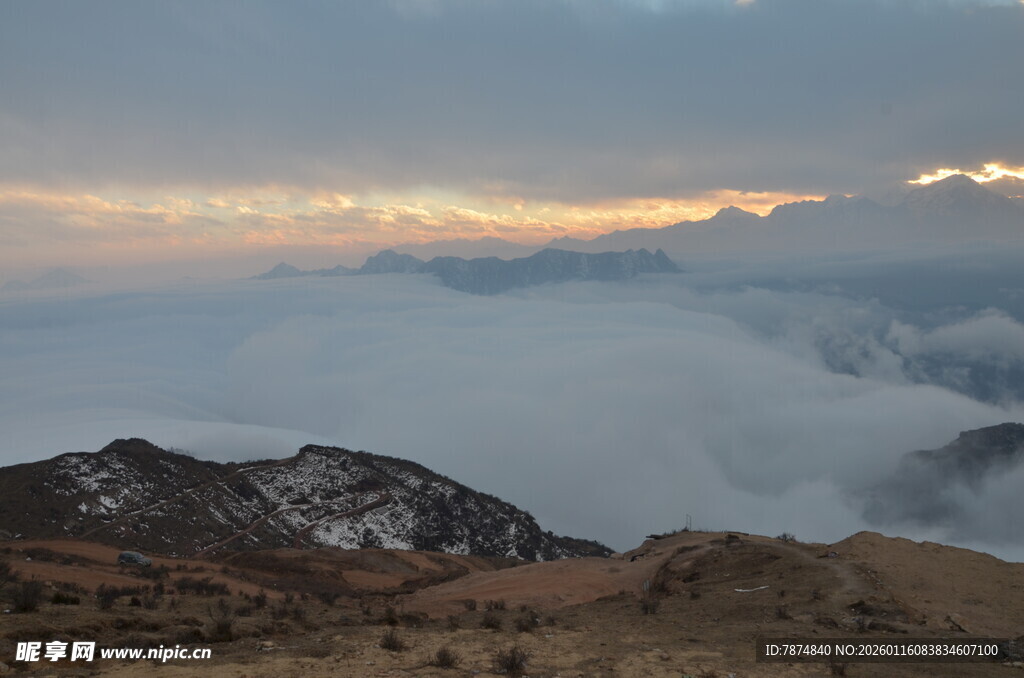 云海环绕的壮丽山峦