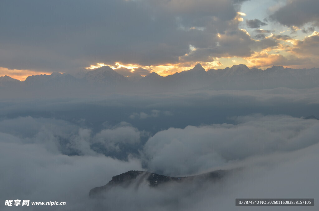 云海之上的壮丽日出景象