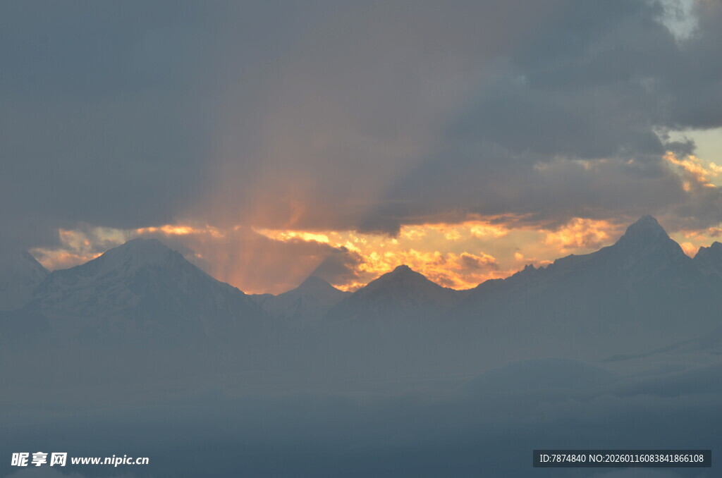 日出云海间壮丽景观