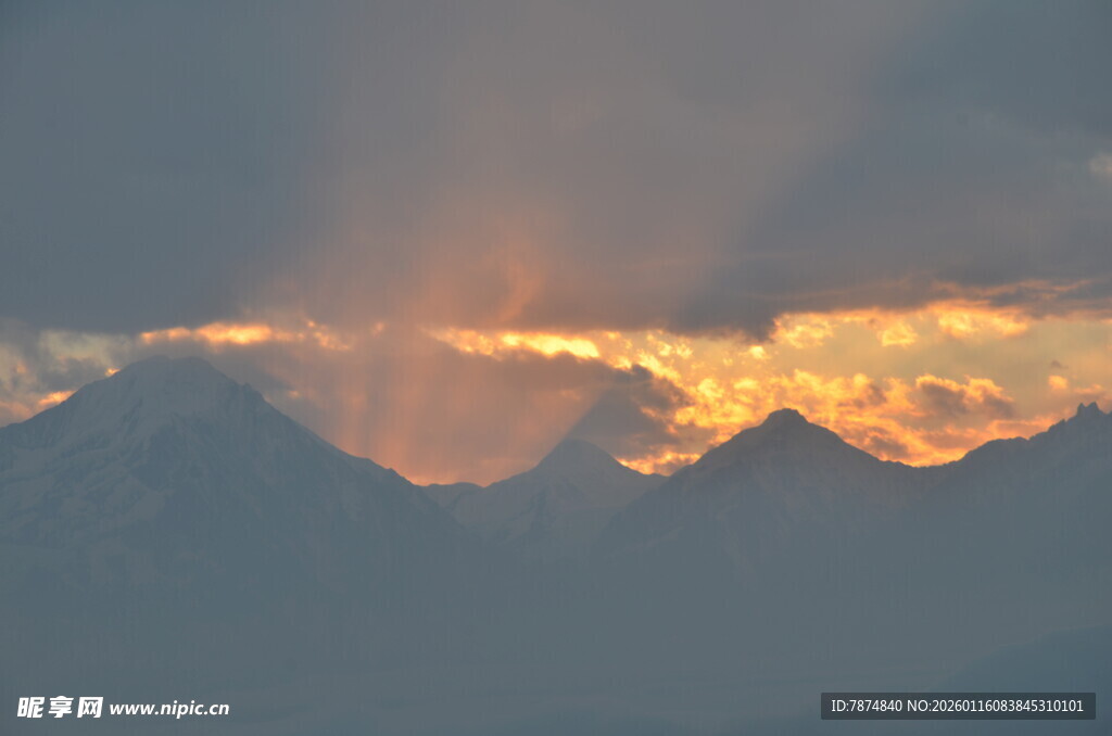 日出映耀下的壮丽山脉