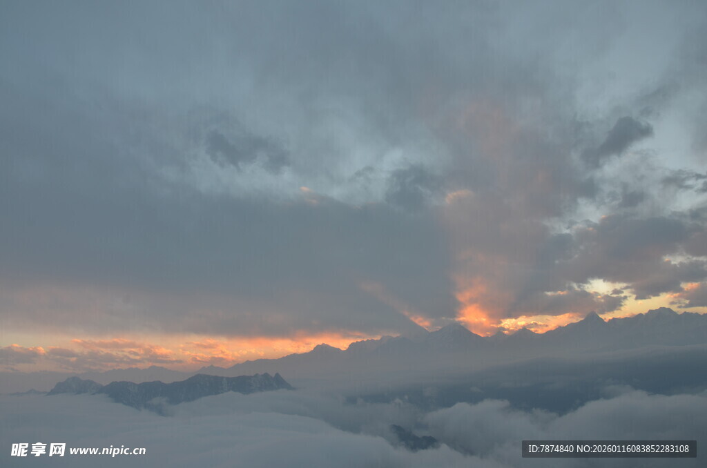 云海之上的绚丽霞光