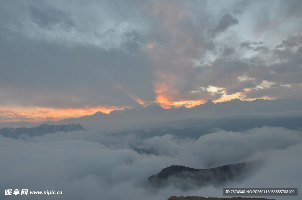 云海之上的壮丽霞光