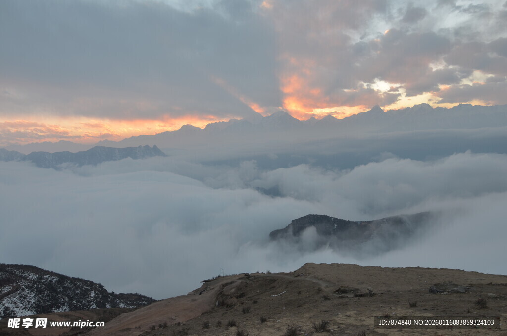 云海之上的壮丽日出景观