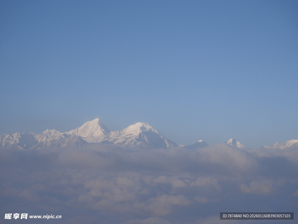 云端之上的壮丽雪山
