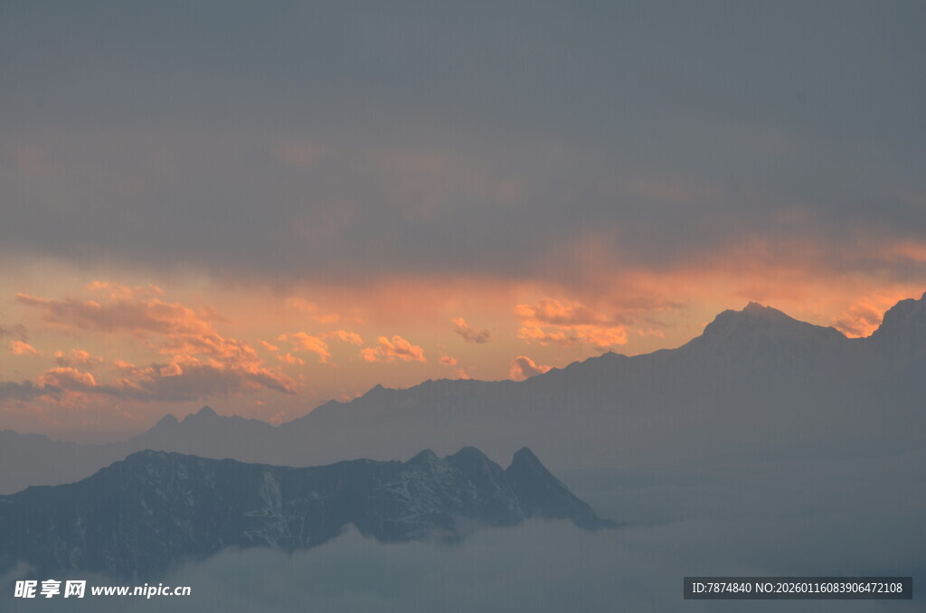 山间云海日出壮丽景观