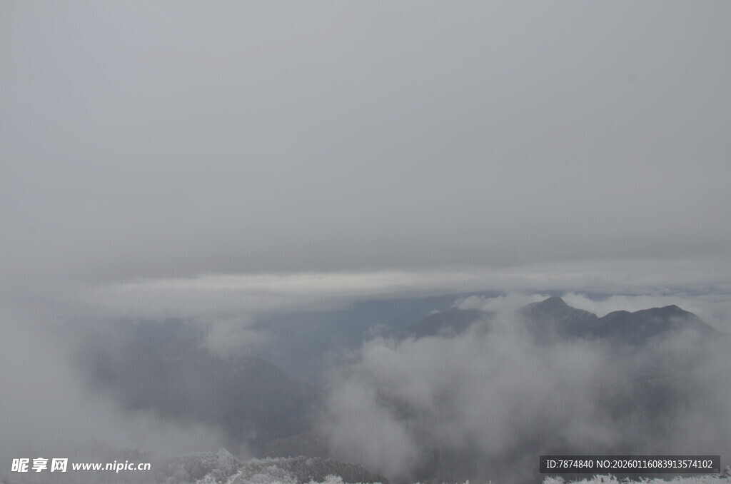 云雾缭绕的山间美景