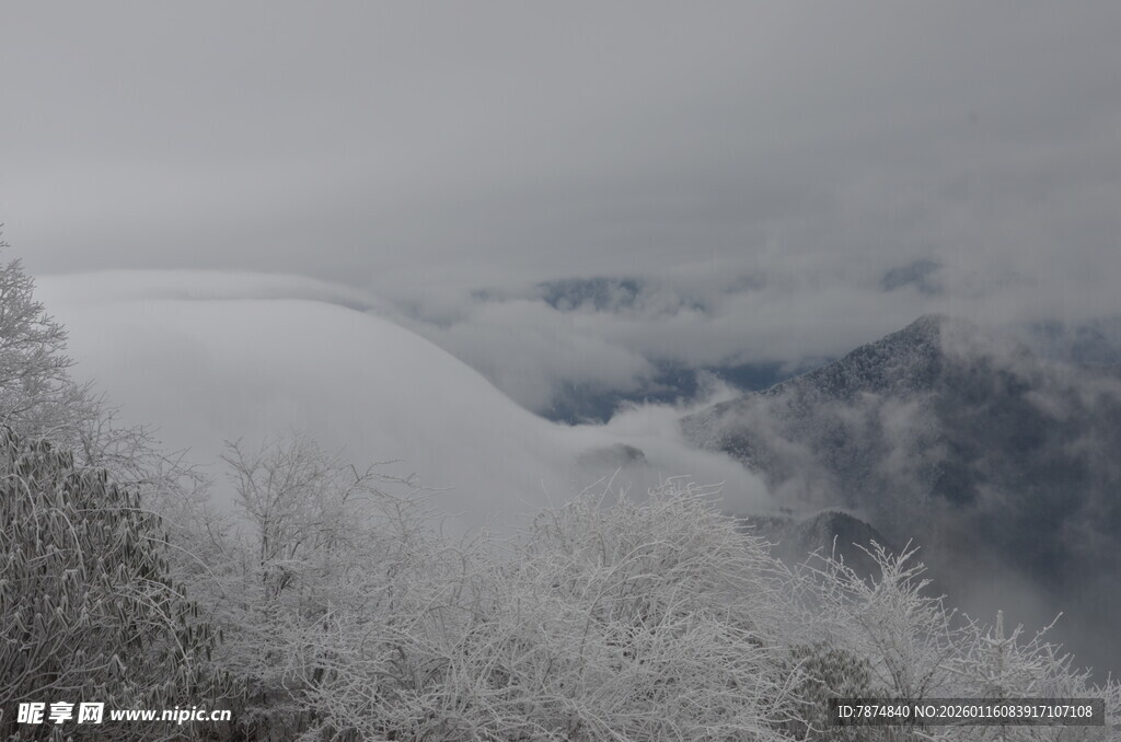 雪覆山峦 银白世界美景