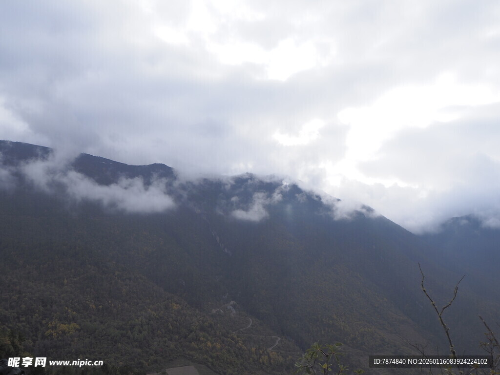 云雾缭绕的山峦美景