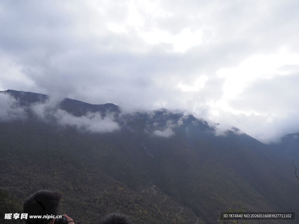 云雾缭绕的壮丽山峦