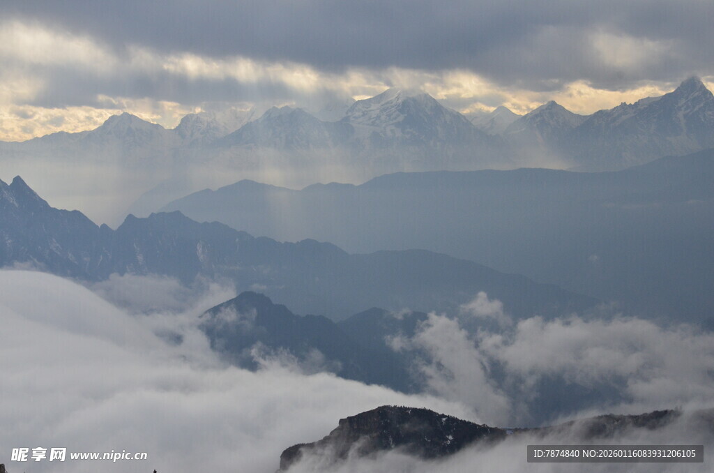 高山云海间的壮丽景致