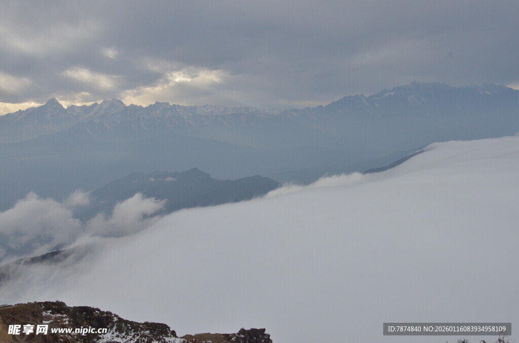雪山云海壮丽景观