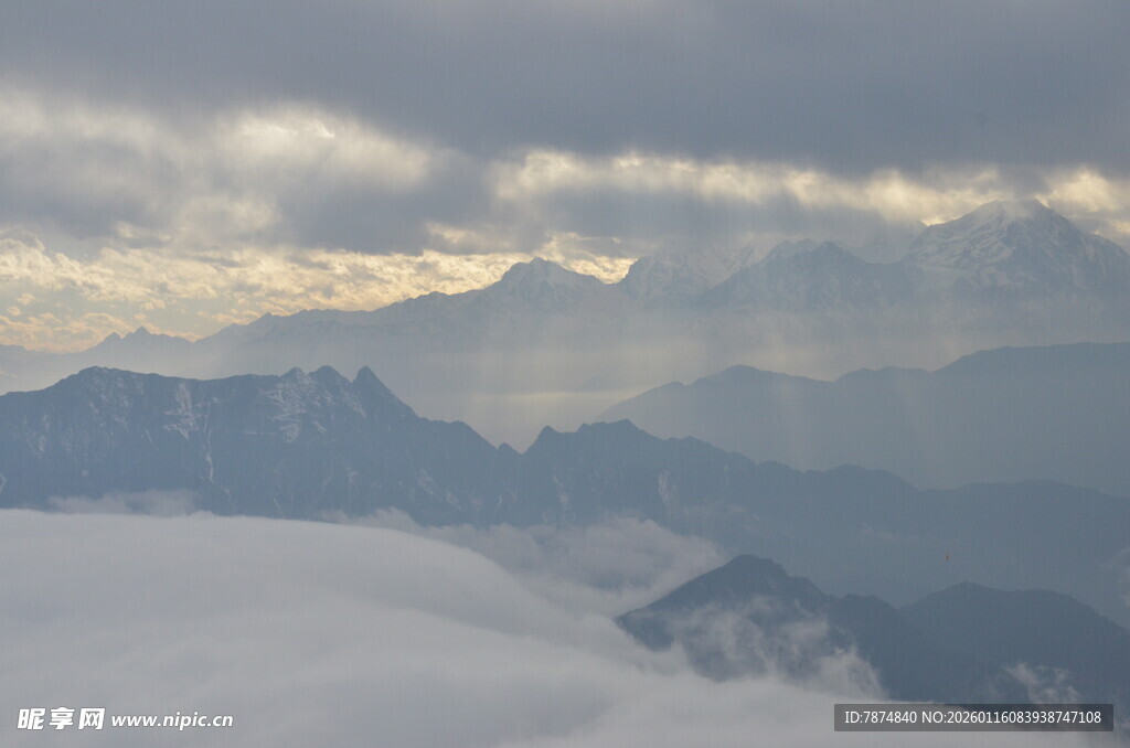 云海中的壮丽山峦景色