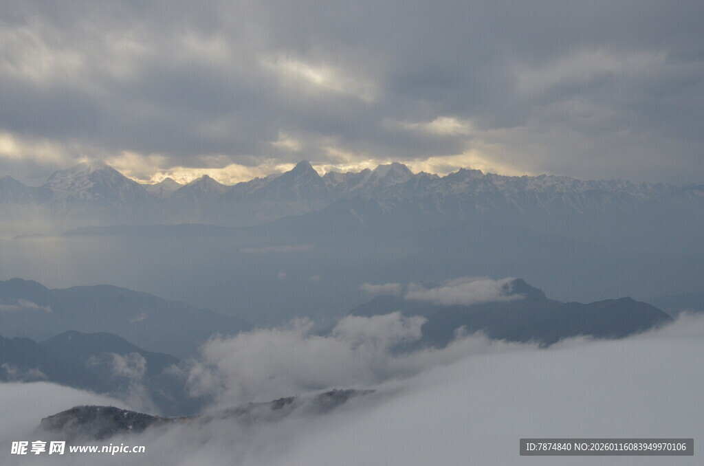 云海中的山峦壮丽景观